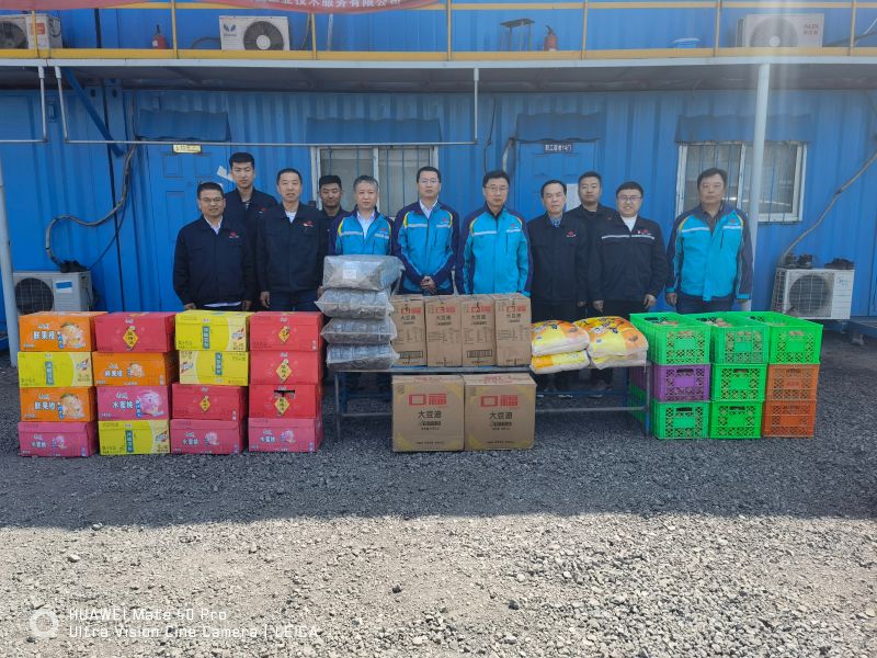 集團(tuán)公司領(lǐng)導(dǎo)慰問(wèn)施工現(xiàn)場(chǎng)員工